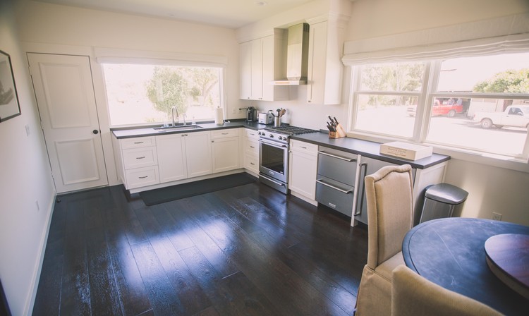 CottageBubblesKitchen6000x3586