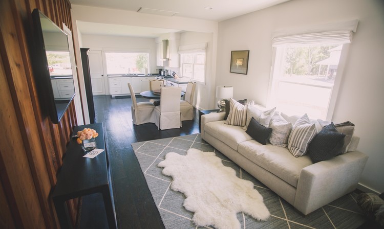 CottageBubblesLiving6000x3586